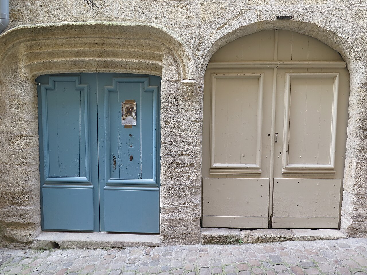 Portes anciennes dans une ruelle de P&eacute;zenas